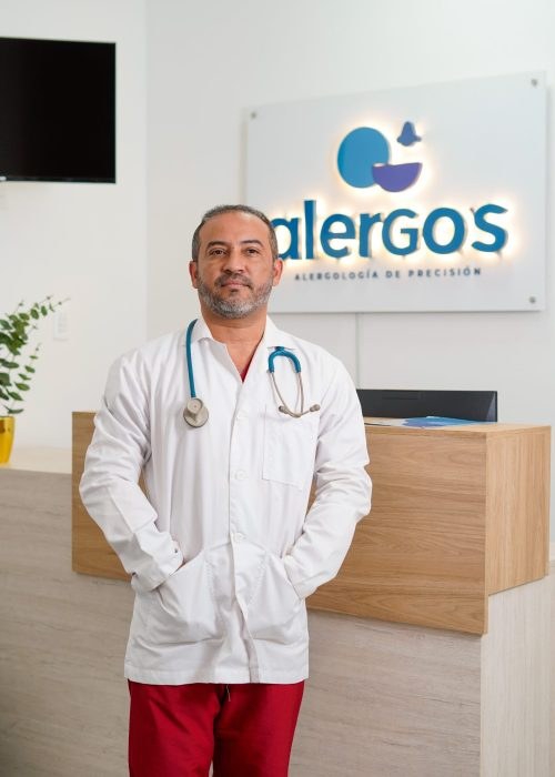 Dr. Omar Francisco Sierra Salgado en la recepción de Alergo's